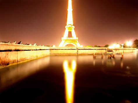 Eiffel Tower lighting up at night | Eiffel tower at night, Eiffel tower ...