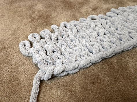 Easy Chunky Hand-Knitted Blanket in One Hour: 8 Steps (with Pictures)