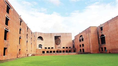 10+ Prominent Alumni of IIM Ahmedabad - Ashaval.com