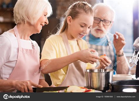 Family baking apple pie — Stock Photo © TarasMalyarevich #150961500