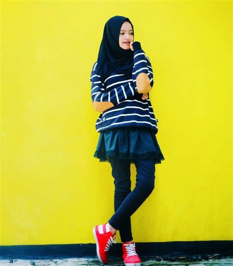 Stripes sweater with elbow patch hijab and mini skirt hijab school outfits | Mini skirts, Hijabi ...