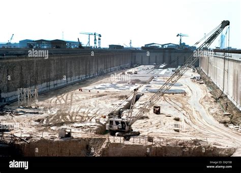 Dubai UAE Dry Dock 1977 Construction Stock Photo - Alamy