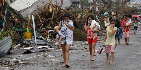 Tormented survivors of supertyphoon ‘Yolanda’ raid the dead | Inquirer News