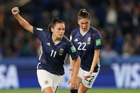 Mundial de fútbol femenino: la Selección argentina hizo historia y está a un paso de la ...