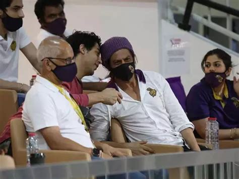 Shah Rukh Khan and Aryan Khan snapped in conversation during KKR’s game ...