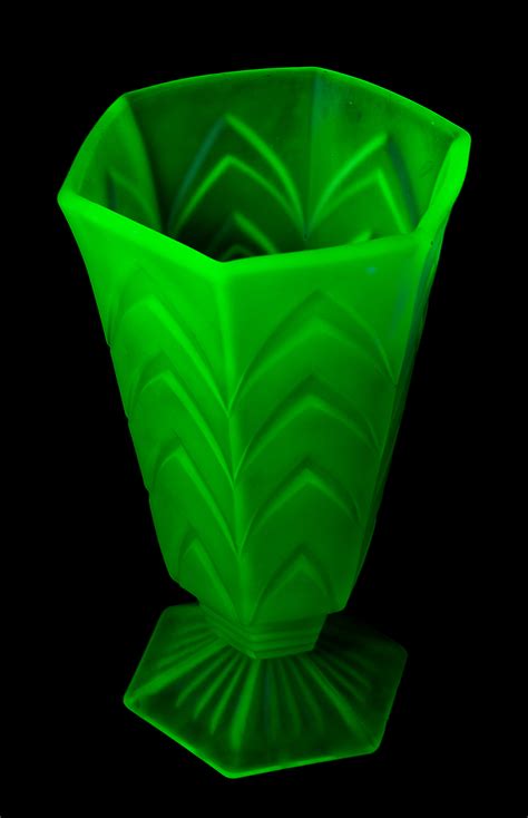 File:Fluorescent Uranium Depression Glass.jpg - Wikimedia Commons