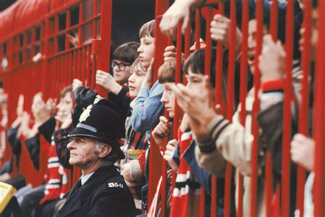 Faces In The Crowd: Manchester United Fans 1948-1980 - Flashbak