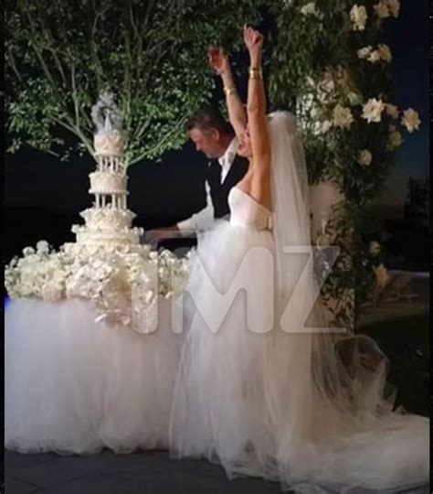 Blake Shelton & Gwen Stefani Get Married: 1st Photos of Wedding Dress