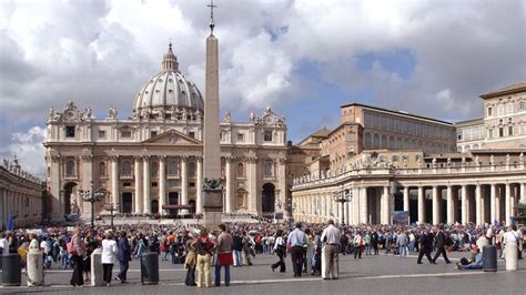 Stunned St. Peter’s Square Crowd Overhears Pope Francis Getting Bitched ...