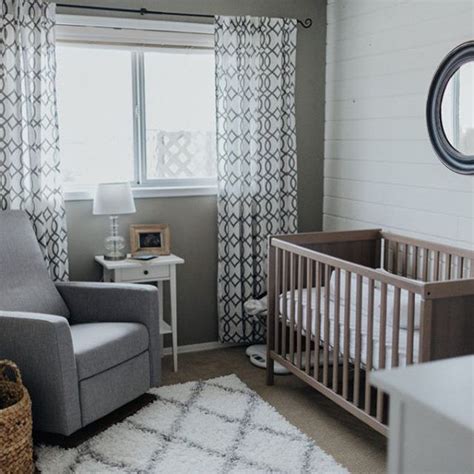 Rustic farmhouse vibes in this super-sweet nursery! Lots of affordable finds. | Déco chambre ...