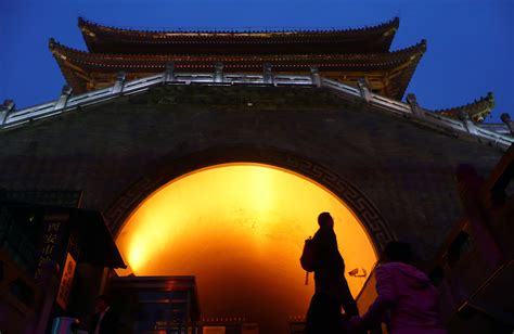 The symmetry of Chinese temple architecture. – Mihalyo.com