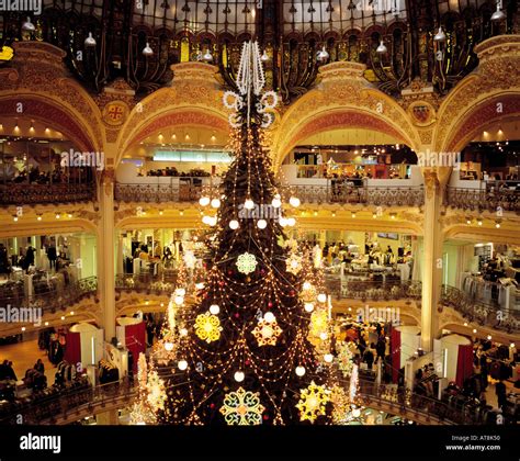 FRANCE PARIS GALERIES LAFAYETTE GIANT CHRISTMAS TREE BOULEVARD Stock Photo: 5301071 - Alamy