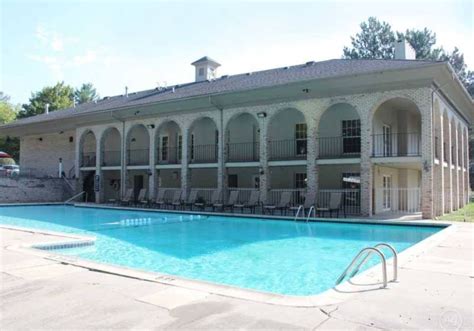 Apartments in Southfield w/ a Swimming Pool