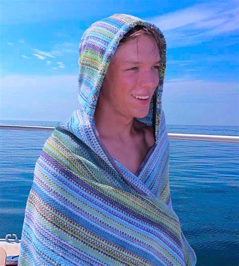 Hooded Beach Towels for Teens and Adults - TowelHoodies