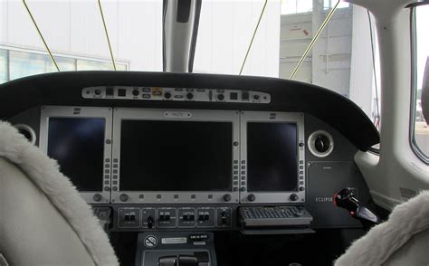 Eclipse 550 Cockpit - Flight Deck - FlyRadius