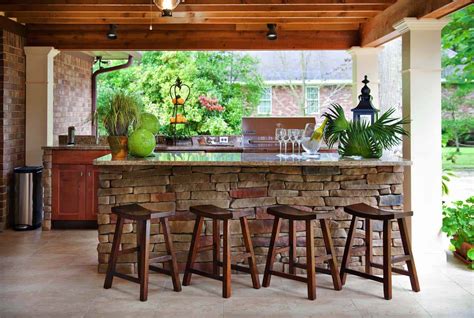 20+ Spectacular outdoor kitchens with bars for entertaining