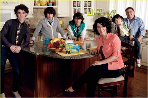 jonas family - The Jonas Brothers Photo (31759362) - Fanpop