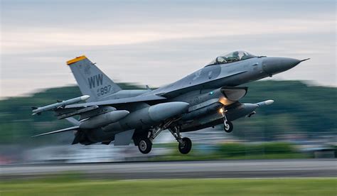 F-16 Fighting Falcon Lands for Training, Looks Loaded for War - autoevolution