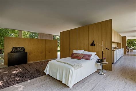 Mies’s iconic Farnsworth House goes back to its original interiors for new show - The Spaces