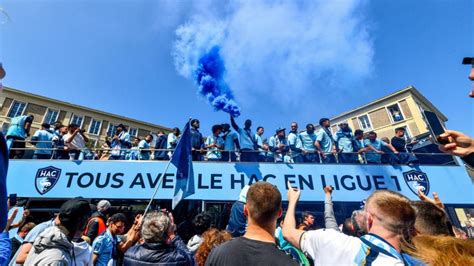 VIDÉOS. Les joueurs du HAC célébrés depuis le balcon de l’Hôtel de ...