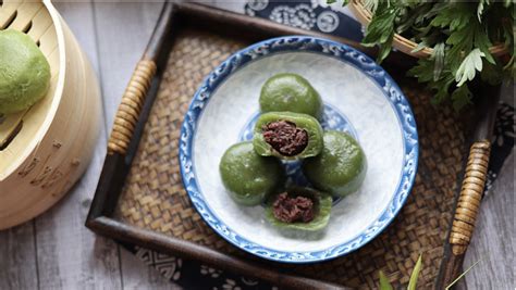 Sweet green rice balls enjoy brisk sales during Qingming Festival - CGTN