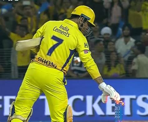 IPL 2018: The signature MS Dhoni six