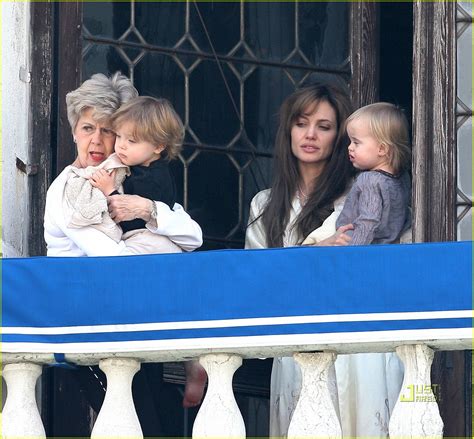 Angelina Jolie & Jane Pitt: Twins Time!: Photo 2442458 | Angelina Jolie, Brad Pitt, Celebrity ...