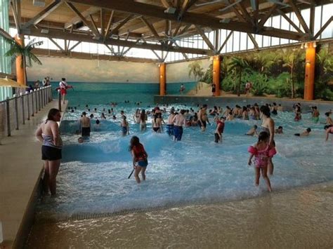 Wave pool - Picture of Splash Lagoon Indoor Water Park Resort, Erie - TripAdvisor