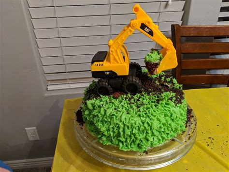 Truck / excavator cake with dirt | Truck party cake, Excavator cake, Red light green light