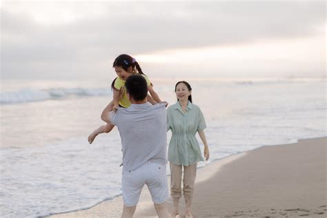 Family Smiling and Laughing on the Beach - Graphics for the Church ...