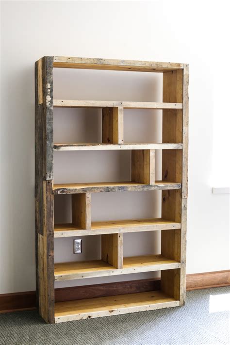 DIY Rustic Pallet Bookshelf