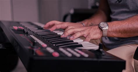 How to use a MIDI keyboard: A Beginner's Guide - VIPZONE