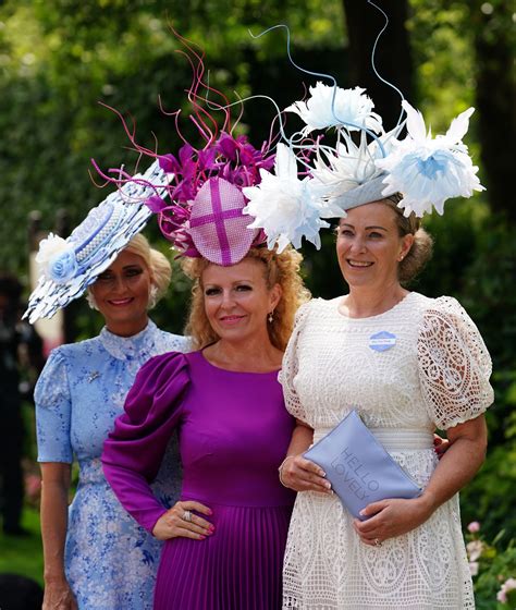 Royal Ascot: King and Queen join racegoers - BBC News