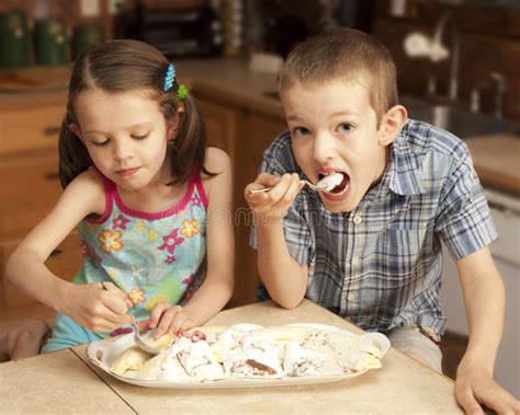 Kids Eating Ice Cream Stock Photography - Image: 8946112