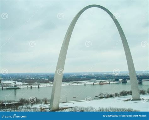 The Gateway Arch in the Snow Editorial Stock Photo - Image of midwest, dusk: 248060283