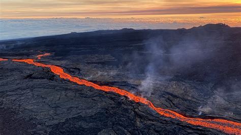 Mauna Loa lava flow continues crawling toward key highway | Honolulu ...