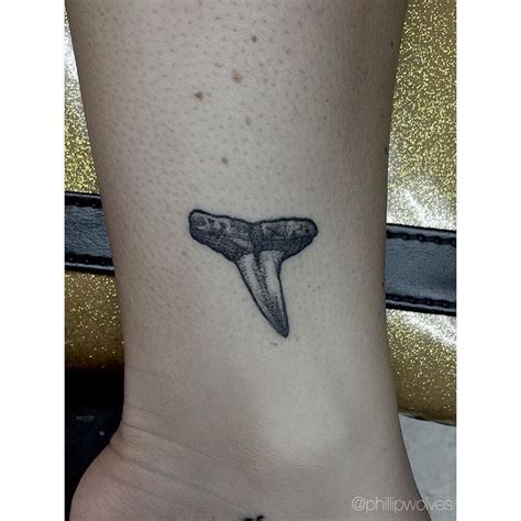 Image result for shark tooth tattoo | Tatuagem pontilhismo, Tatuagem