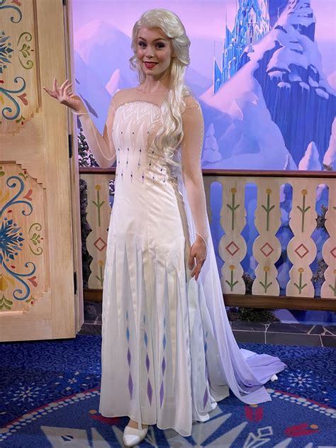 Elsa and Anna Debut New "Frozen 2" Costumes at Epcot - LaughingPlace.com