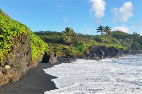 Waianapanapa State Park on Maui Hawaii! 5+ things to do for views! Hana Hawaii🌴 Maui travel blog ...