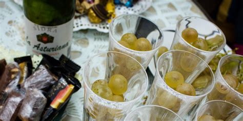 12 Grapes a traditional Spanish Festivity for New Years! Read more at ...