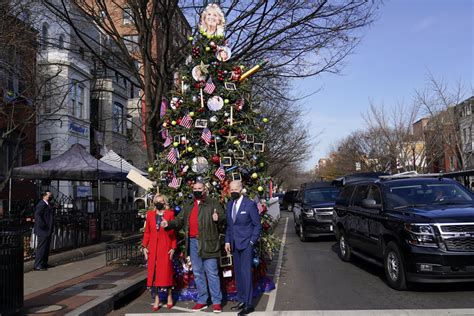 PHOTOS: President Biden, first lady make stop to see Christmas tree at DC’s Floriana restaurant ...