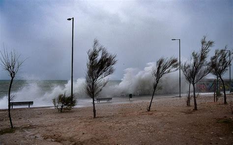 Gale-force winds disrupt ferry schedules | eKathimerini.com