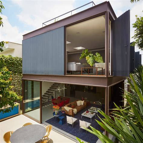 Casa urbana de esquina totalmente integrada ao jardim | Box houses, House and home magazine ...