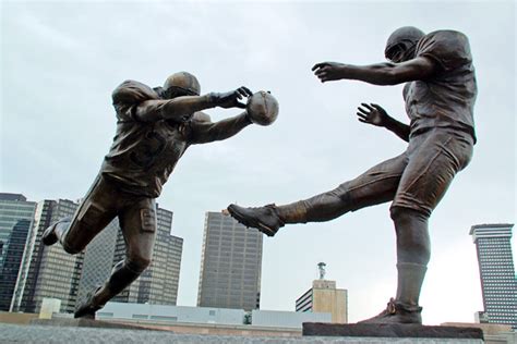 New Orleans Saints unveil statue of Steve Gleason's blocked punt