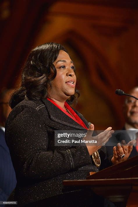 Shonda Rhimes receives the W.E.B. Du Bois Medal at Harvard... News Photo - Getty Images