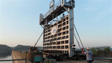 Norfork Dam Bulkhead - Aiding Spillway Gate Maintenance - Garver