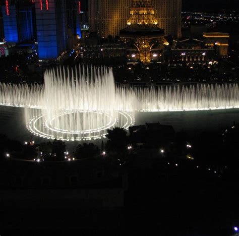 Very Beautiful Fountain at Hotel "Bellagio" (34 pics)