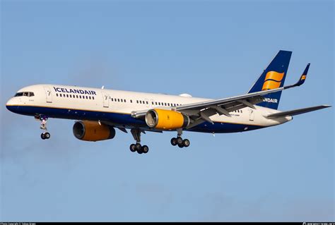 TF-ISK Icelandair Boeing 757-223(WL) Photo by Tobias Green | ID 1571212 | Planespotters.net