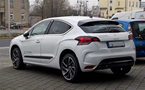 File:Citroën DS4 THP 200 SportChic – Heckansicht, 17. März 2012, Düsseldorf.jpg - Wikimedia Commons