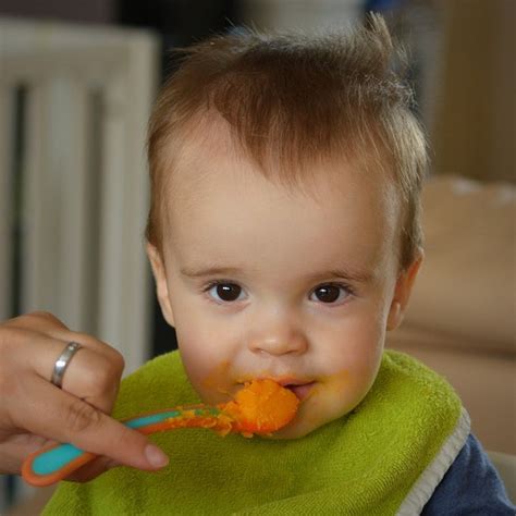 7 Apps To Help Wean Baby & Make Introducing Solids Less Complicated